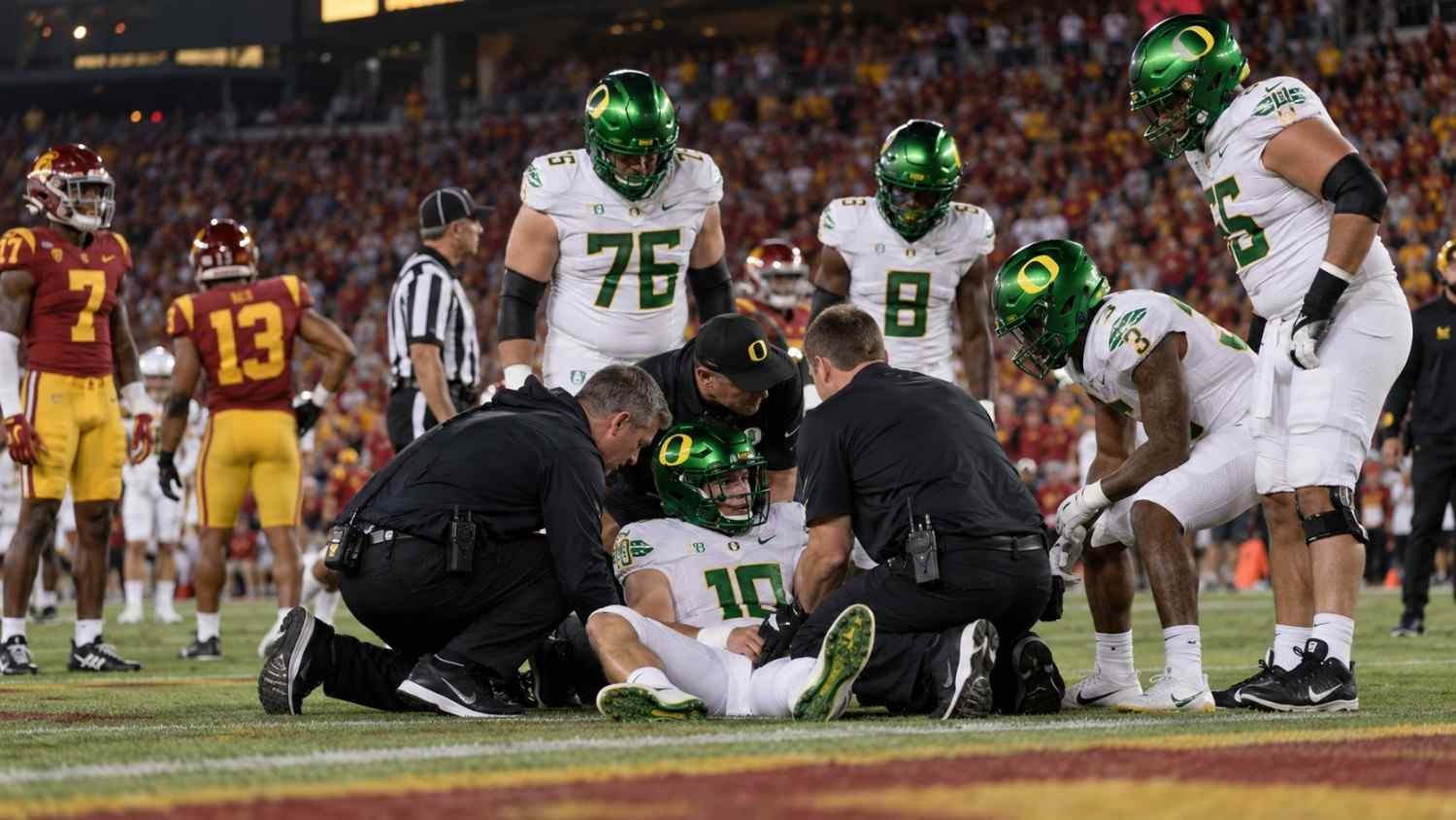 Oregon QB Dante Moore receives medical attention after USC hit